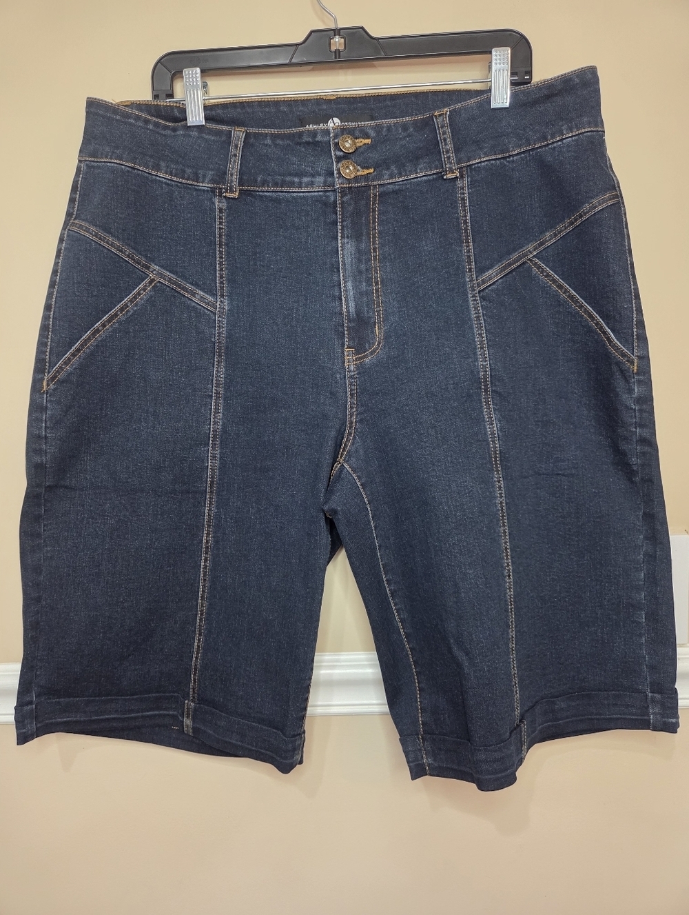 Ashley Stewart Indigo Blue Denim Shorts with Contrast Stitching 22/24.nwot.